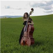 Estudiante de música impartenclases a niños de todas las edades